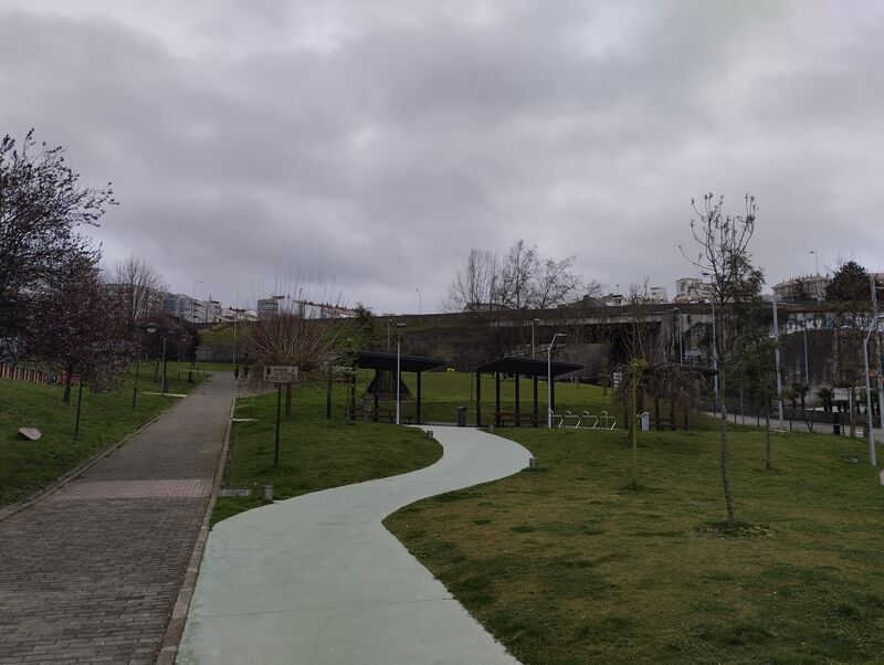 Parque de María Xosé Queizán, donde se encuentra el río que separa Santiago de Vigo de Teis