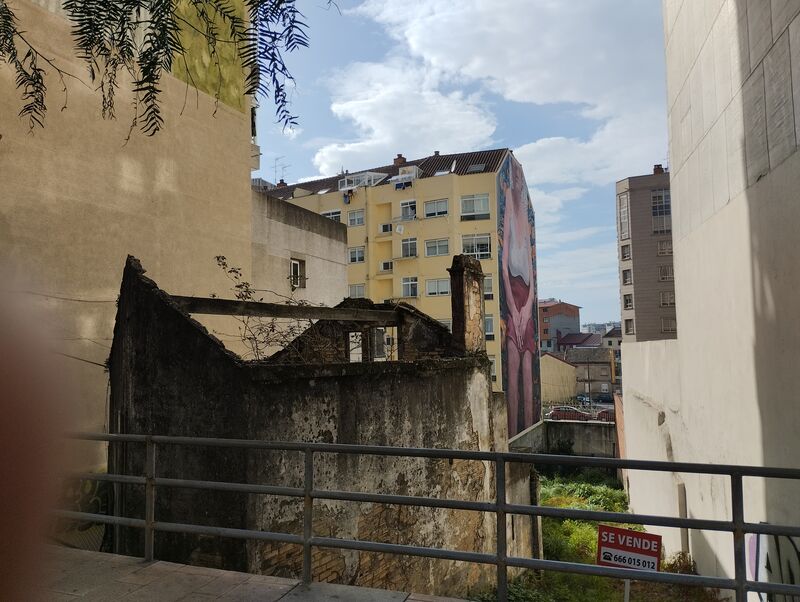 Casa en ruinas que se conserva en la Travesía do Vigo con Rúa do Candieiro