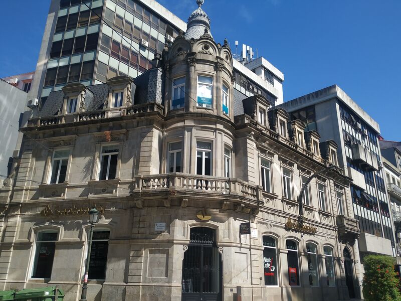 Edificio de Estanislao Durán, que albergó la sede de Banesto en Vigo, en el cruce de Príncipe con Velázquez Moreno