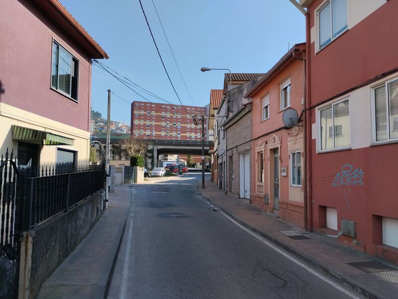 Rúa da Robleda, con las antiguas vías del tren al fondo