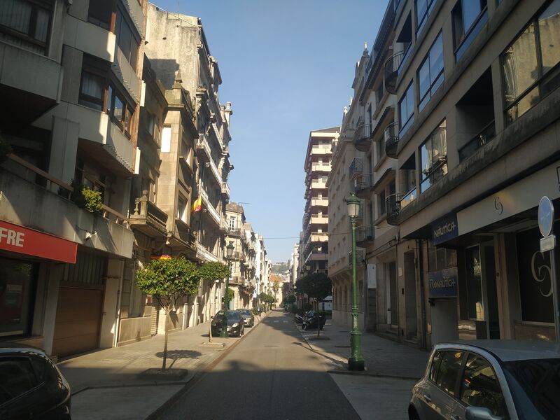 Rúa de Luís Taboada. Algunos edificios han sido derribados para construir otros que rompen la armonía del entorno