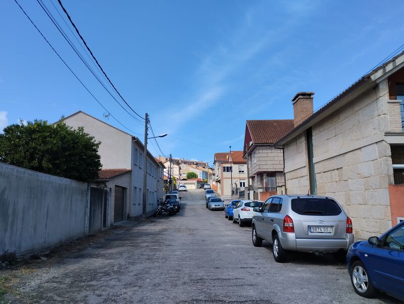 Rúa de Francisco de Sales, casi en Castrelos, la urbanización del entorno hizo que se aprovechara para dotar a esta zona de un aspecto más urbano