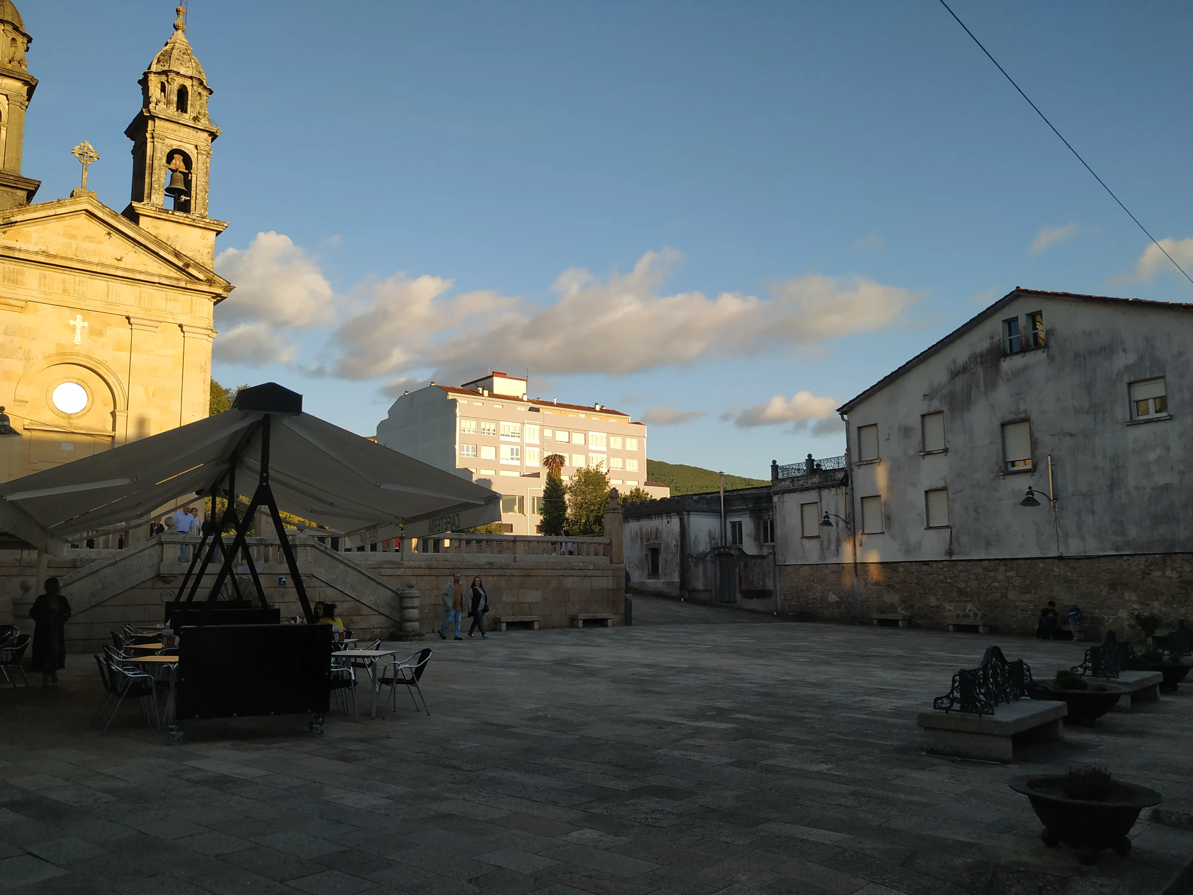 Plaza da Plazuela, justo enfrente de la nueva iglesia de Pontecesures, dedicada a San Luis Plaza da Plazuela, justo enfrente de la nueva iglesia de Pontecesures, dedicada a San Luis