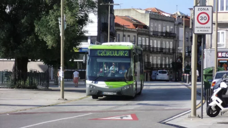 Uno de los buses de la línea C2 a su paso por el Paseo de Alfonso XII.