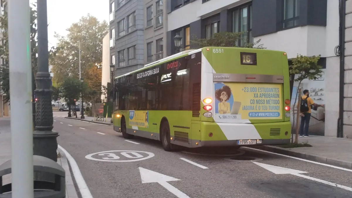 El bus 6551 en la línea 16. Este vehículo en teoría debe ser sustituído, por el límite de flota que impone la concesión.