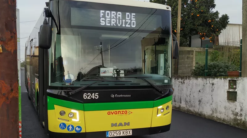 El autobús 6245, aparcado en Viña Grande haciendo tiempo  antes de salir con el viaje inaugural. Fotografía de Daniel Antomil (CC BY-SA 4.0).