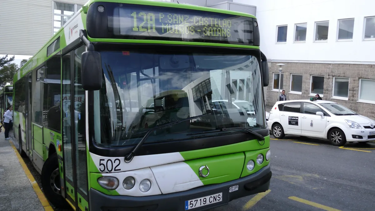 Autobús de la línea 12A en el Meixoeiro, ahora, los fines de semana circula solo uno de los dos autobuses