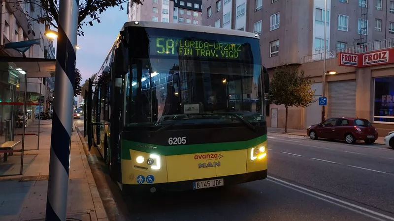 Un autobús de la línea 5A, con el letrero de final en Travesía de Vigo, donde realiza el paro los días de huelga. Foto de Adrián Armesto.