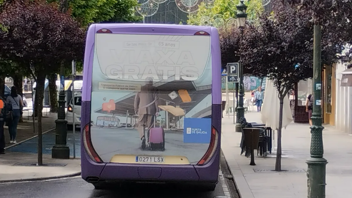 Autobús de Autos González de Redondela, nótese como en el anuncio el señor mayor accede a la intermodal de Vigo por un sitio indebido