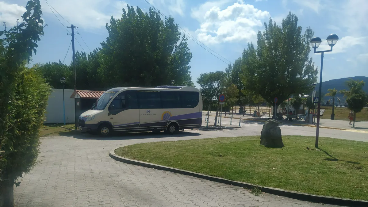 Autobús de Autos González esperando en la parada de la Praia de Cesantes