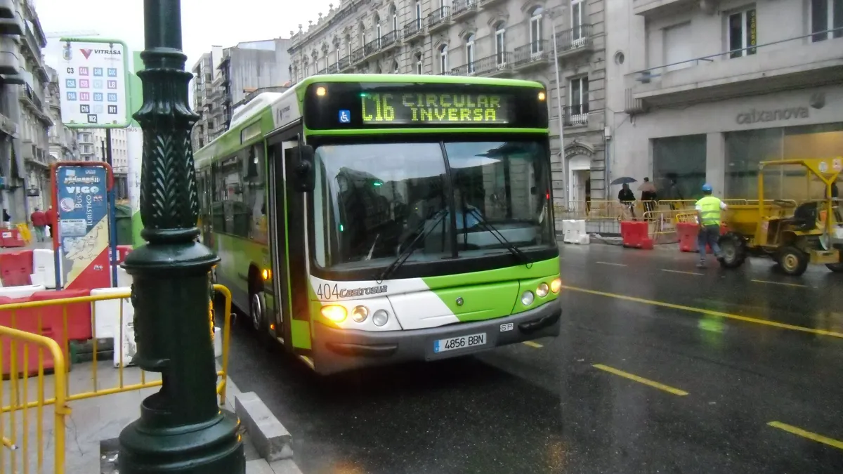 Un autobús de la Circular Inversa en 2010, cuando aún iba por Policarpo Sanz