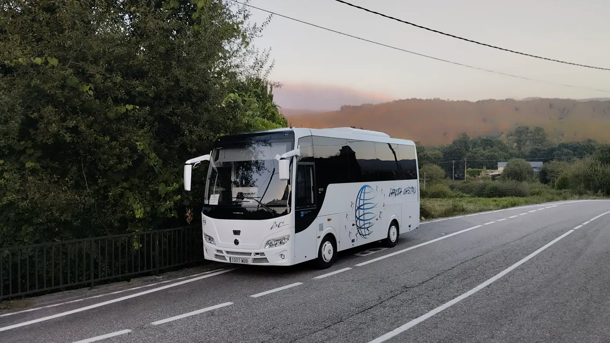 Autobús de García Castro en la parada de Vilán (Fornelos de Montes)