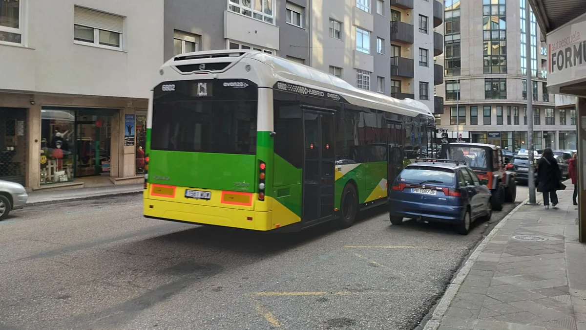 Uno de los nuevos autobuses híbridos en su primer día de circulación.