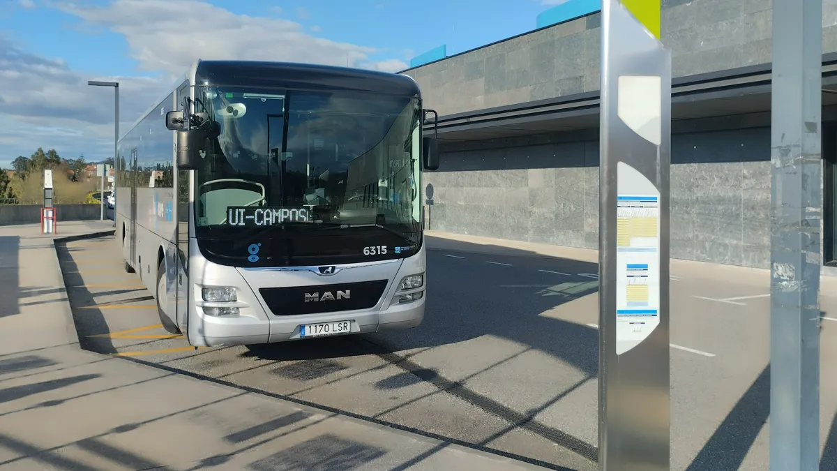 Autobús de Lugove en el Hospital Álvaro Cunqueiro