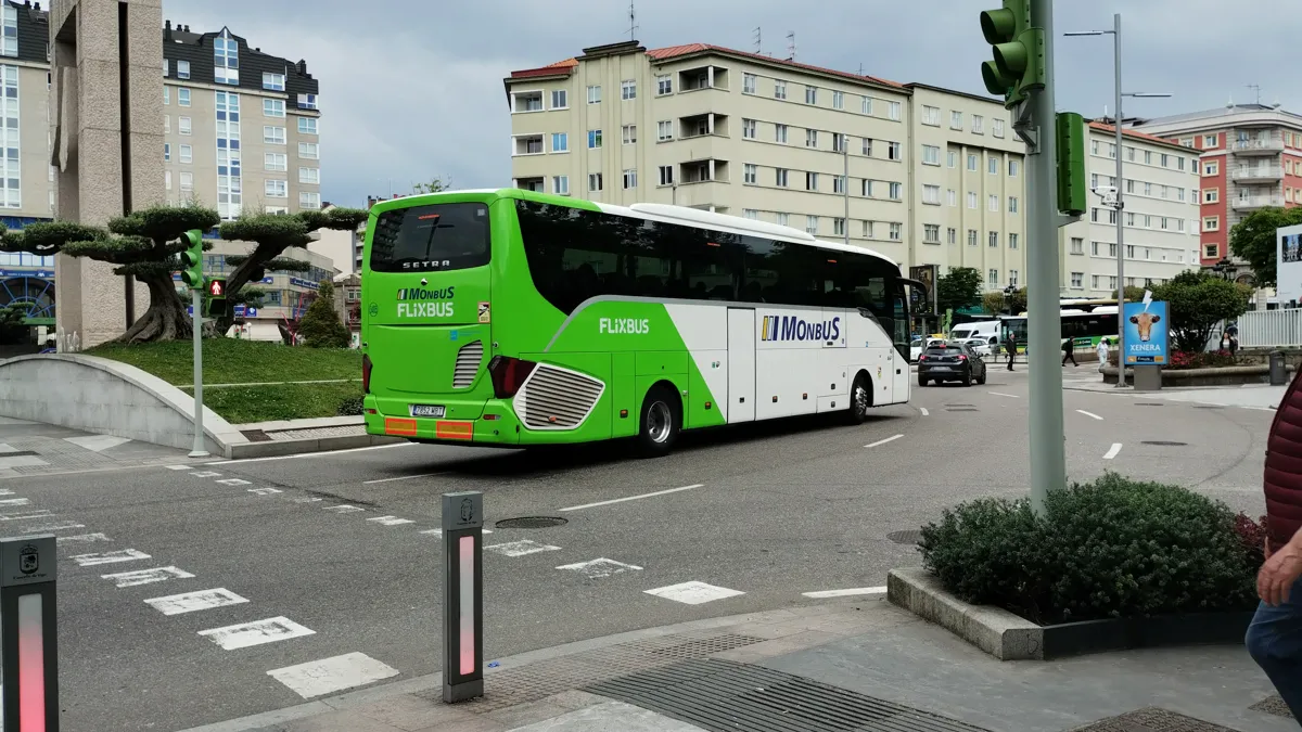 Un autocar Setra de Monbus/Flixbus circulando por Pza. América (Vigo).