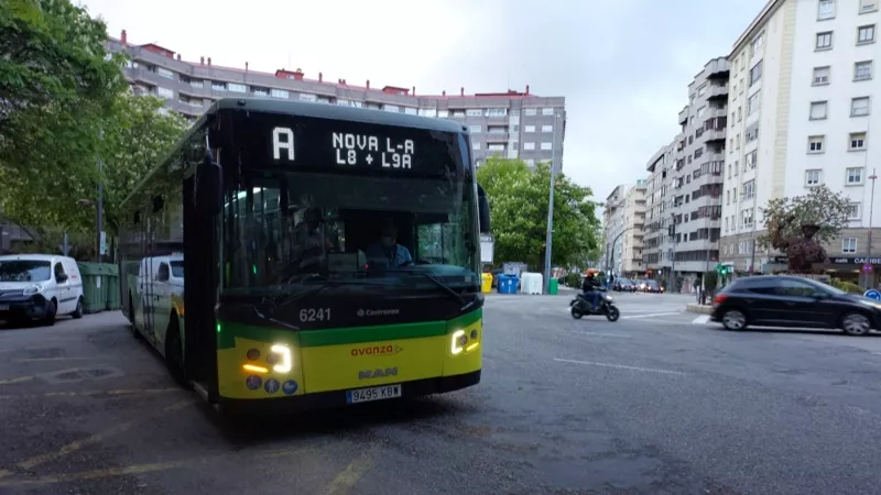 El autobús 6241, en Eugenio Fadrique hacia el aeropuerto, en el primer día de servicio de la línea A.
