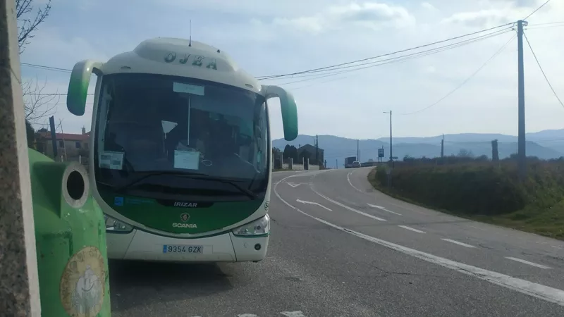 Autobús de Ojea en Vide (As Neves)
