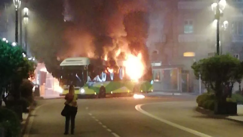 El autobús en llamas. Fuente: Faro de Vigo