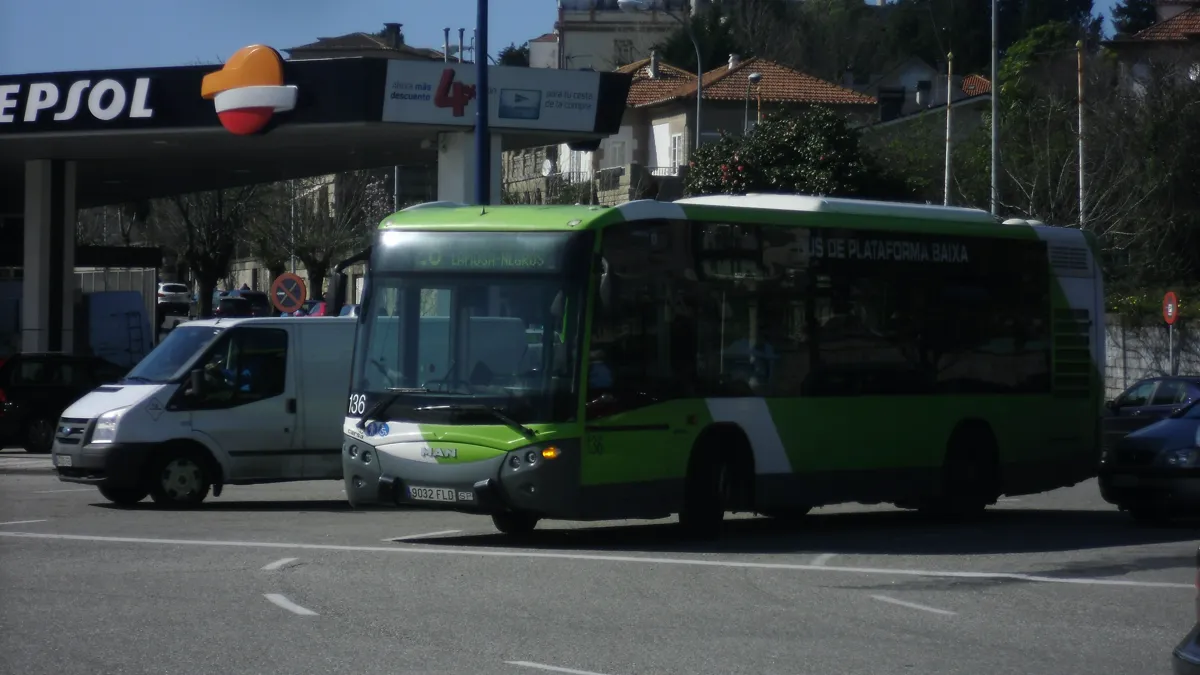 Autobús de la línea 28 en la Plaza de España, de aquella época en la que iba a Negros