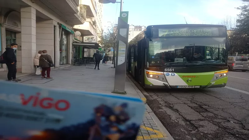 Una foto del 6561 en la línea 7, con una passvigo delante. La passvigo es el método de pago del bus urbano de Vigo, sin contar el efectivo.