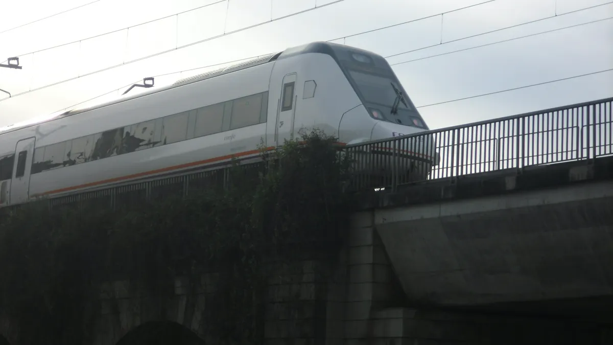 Tren entrando en la antigua estación de Urzáiz, cuando se circulaba por la vieja vía del tren