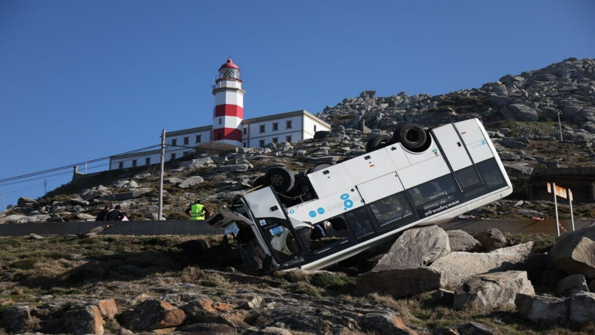 El autobús accidentado, con el faro de Cabo Silleiro al fondo. Imagen: vigoe.es