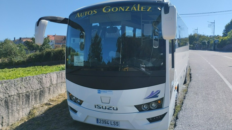 Autobús de Autos González en Fornelos, que tendría que prestar servicio a Berducedo a demanda