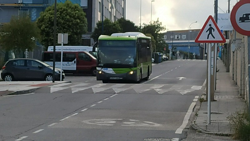 Autobús de Vitrasa en la Rúa de Emilia Pardo Bazán, durante la pandemia