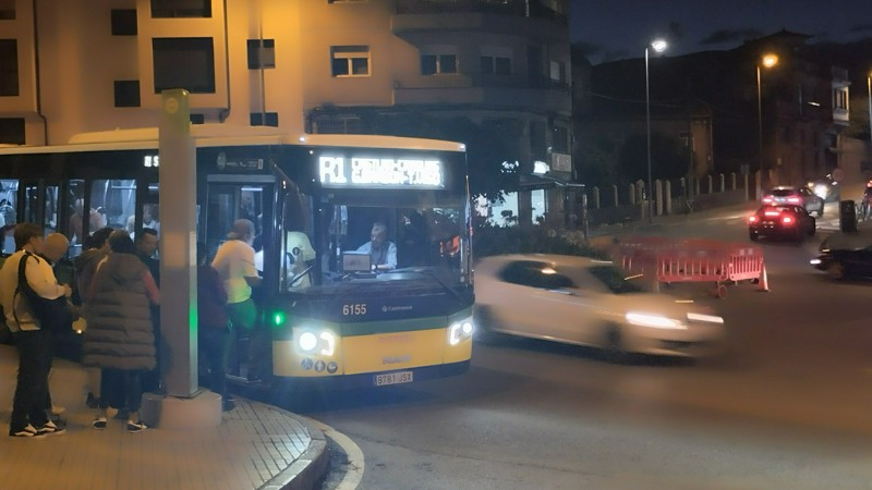 Autobús nocturno de refuerzo en las fiestas de Bouzas. Vitrasa por fin se está dando cuenta de que los viajeros existen, solo hay que ir a buscarlos.