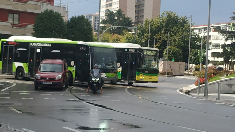 Dos autobuses de Vitrasa en la Plaza de América