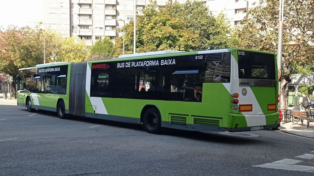 El autobús 6152 de Vitrasa en la Praza de Eugenio Fadrique. (septiembre 2021)
