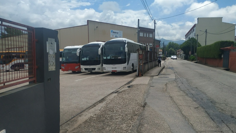 Autobuses de Monbus en su sede de Vigo, en Gandarón, dos de ellos con matrícula provisional