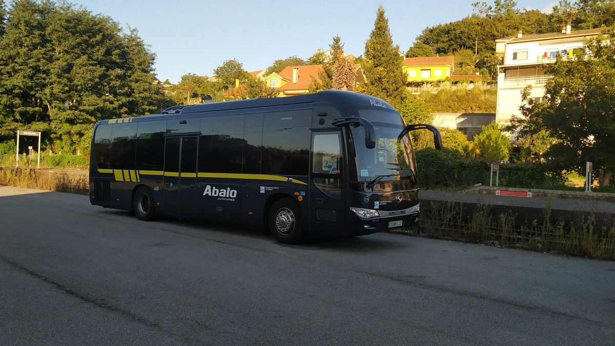 Autobús de Abalo en el entorno de la estación de Pontecesures