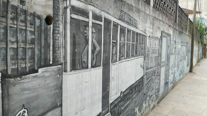 Mural que representa a un tranvía, al final de Ramón Nieto, en Cabral