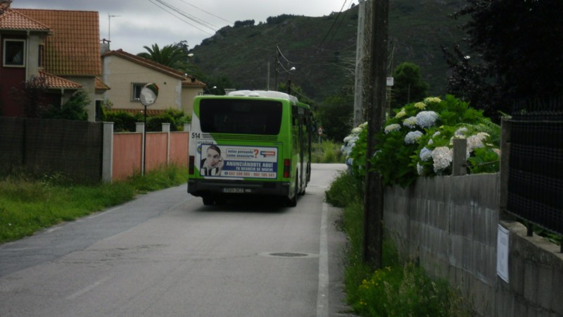 Autobús de Vitrasa en el Camiño do Pinal, en la zona afectada por la ampliación