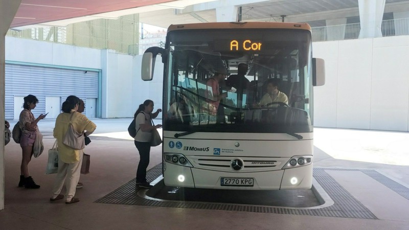 Un Mercedes Intouro de Monbus, haciendo el servicio A Coruña-Santiago-Padrón-Vilagarcía-O Grove-Illa da Toxa