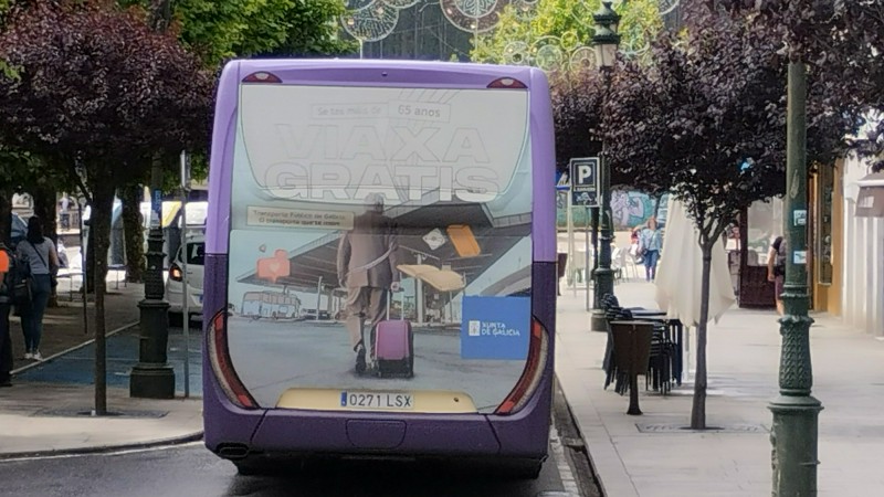 Autobús de Autos González de Redondela, nótese como en el anuncio el señor mayor accede a la intermodal de Vigo por un sitio indebido