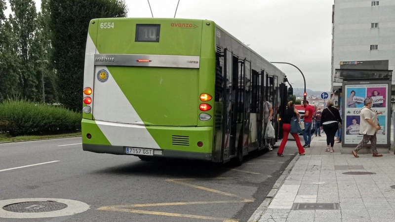 Uno de los buses que realiza la L10 en Castelao.