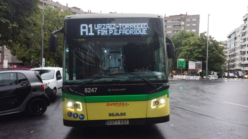 Autobús de la línea A1 en Pza.Eugenio Fadrique