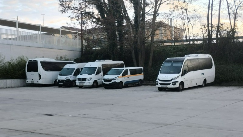 Microbuses de Monbus en la estación de Pontevedra, el segundo por la derecha es la Renault Master tratada en este artículo.