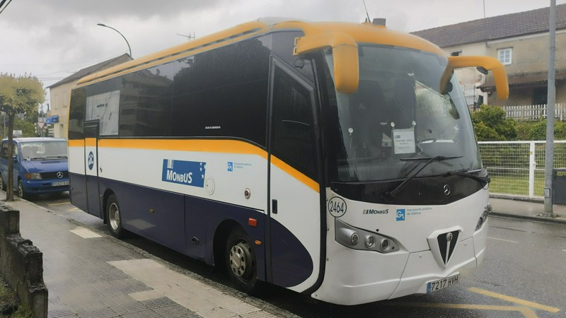 Autobús de la XG621 esperando a hacer una salida de Salvaterra con un cristal roto. En el autobús, además, llovía dentro.