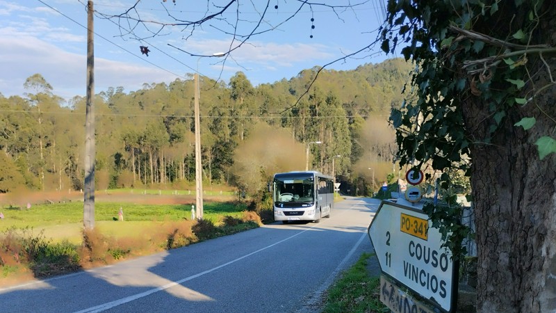 Autobús de la línea 3B de Lugove en Couso (Gondomar)