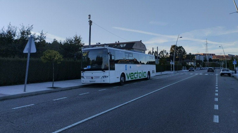 Autobús de Lugove en Salvaterra do Miño, destinado a uso escolar