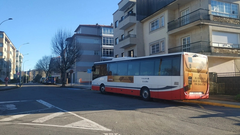 Un Iveco Crossway de Rías Baixas, una de las empresas que prestan servicio de transporte urbano en Pontevedra.