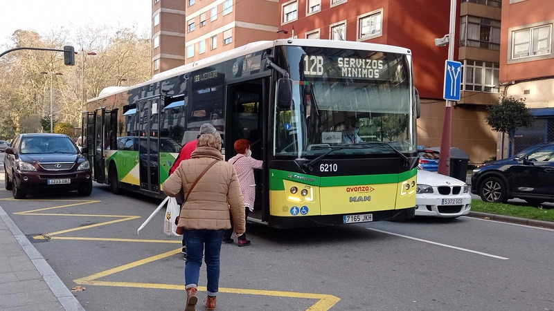 Durante la huelga, los autobuses llevan el rotativo SERVIZOS MÍNIMOS.