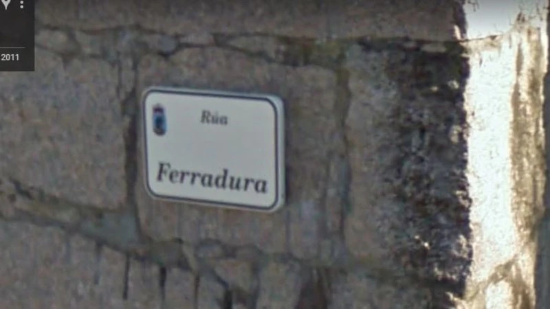 Placa de la mal llamada Rúa da Ferradura. Fuente: Google Street View.