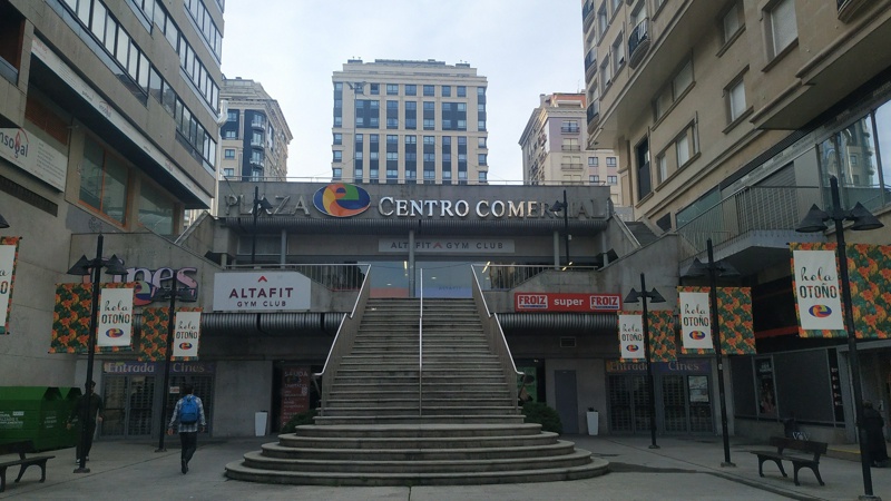 Entrada al Centro Comercial Plaza Elíptica, centro neurálgico del lugar