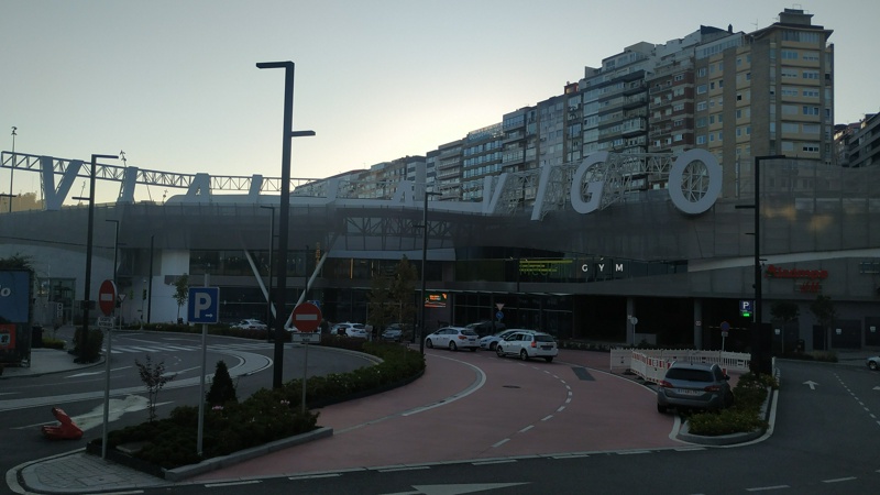 Praza da Estación, con el centro comercial Vialia al fondo