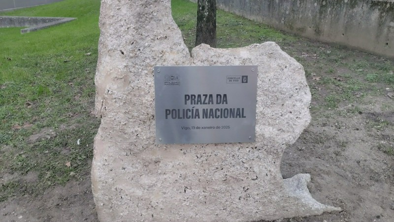 La placa de la nueva plaza