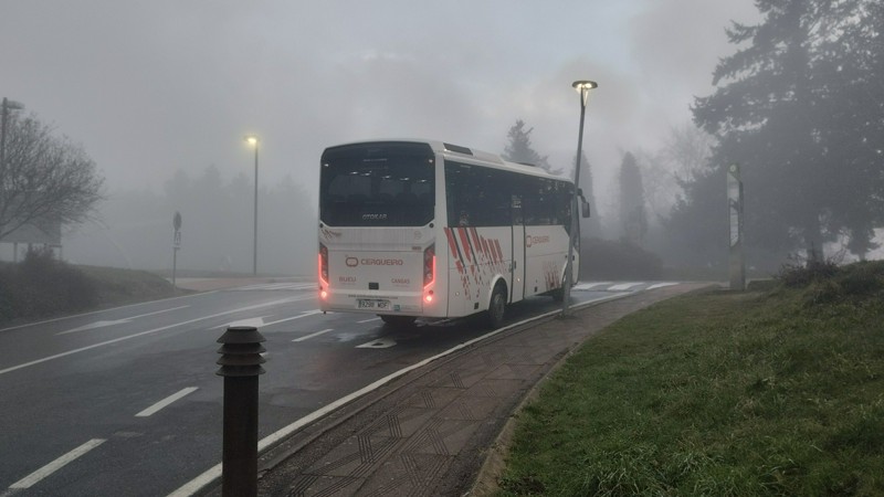 Autobús de Cerqueiro, de la línea que une el Álvaro Cunqueiro con Bueu, bajo la niebla de la universidad